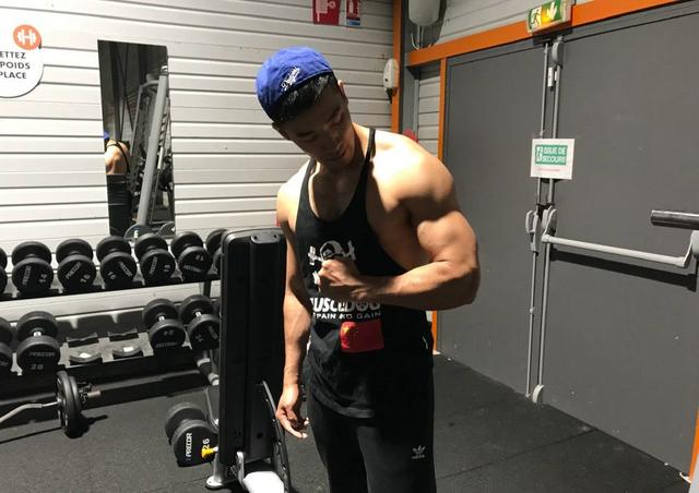 飞行员衣服下藏着这样的身材,荷尔蒙旺盛的男人