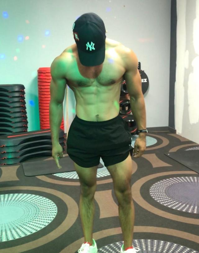 飞行员衣服下藏着这样的身材,荷尔蒙旺盛的男人