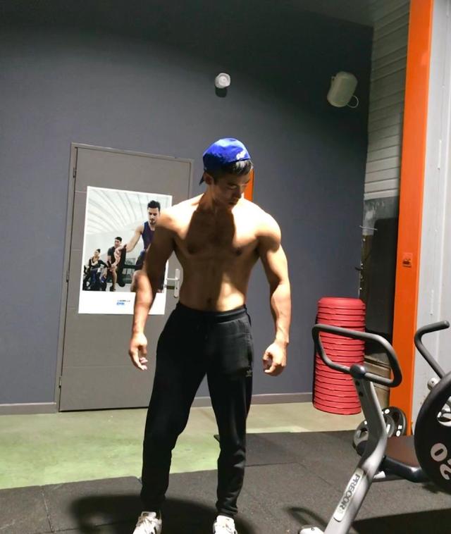 飞行员衣服下藏着这样的身材,荷尔蒙旺盛的男人