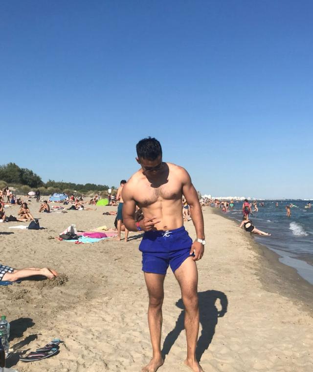 飞行员衣服下藏着这样的身材,荷尔蒙旺盛的男人