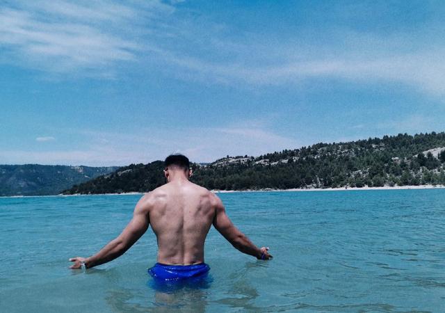 飞行员衣服下藏着这样的身材,荷尔蒙旺盛的男人