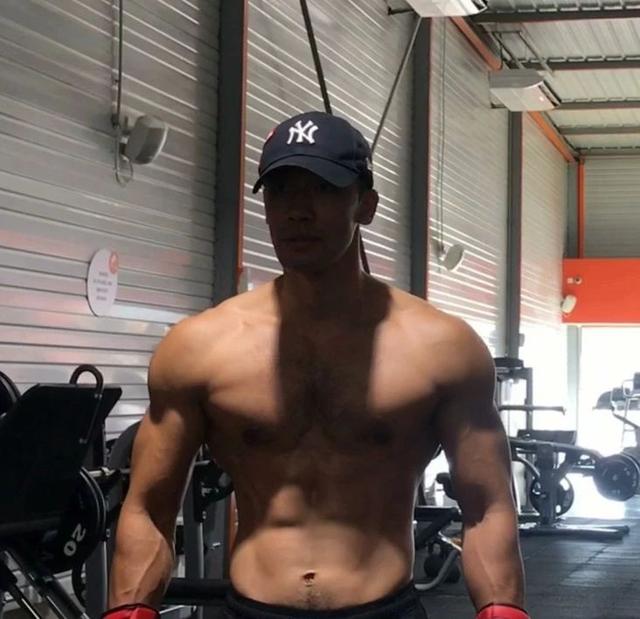 飞行员衣服下藏着这样的身材,荷尔蒙旺盛的男人