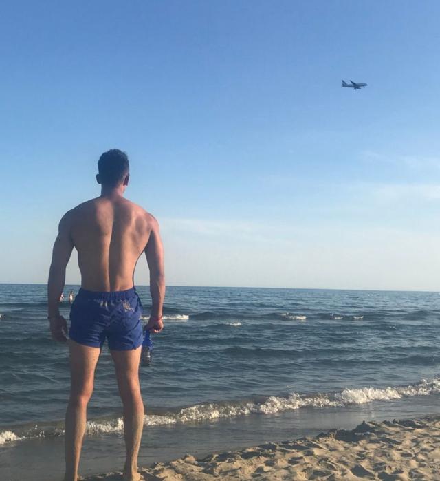 飞行员衣服下藏着这样的身材,荷尔蒙旺盛的男人