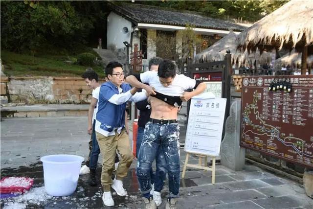 韩东君这完美的身材,连男明星都为他点赞