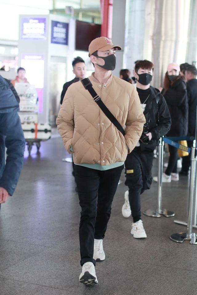 王凯无领棉衣搭配现身机场,修身显瘦尽显好身材,就是脖子太显冷