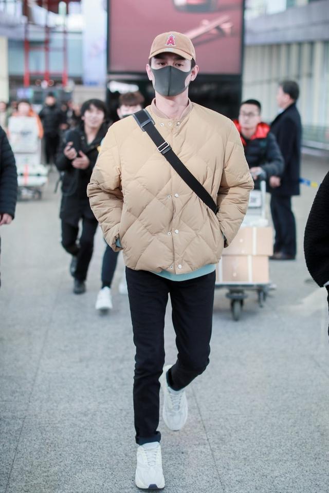 王凯无领棉衣搭配现身机场,修身显瘦尽显好身材,就是脖子太显冷