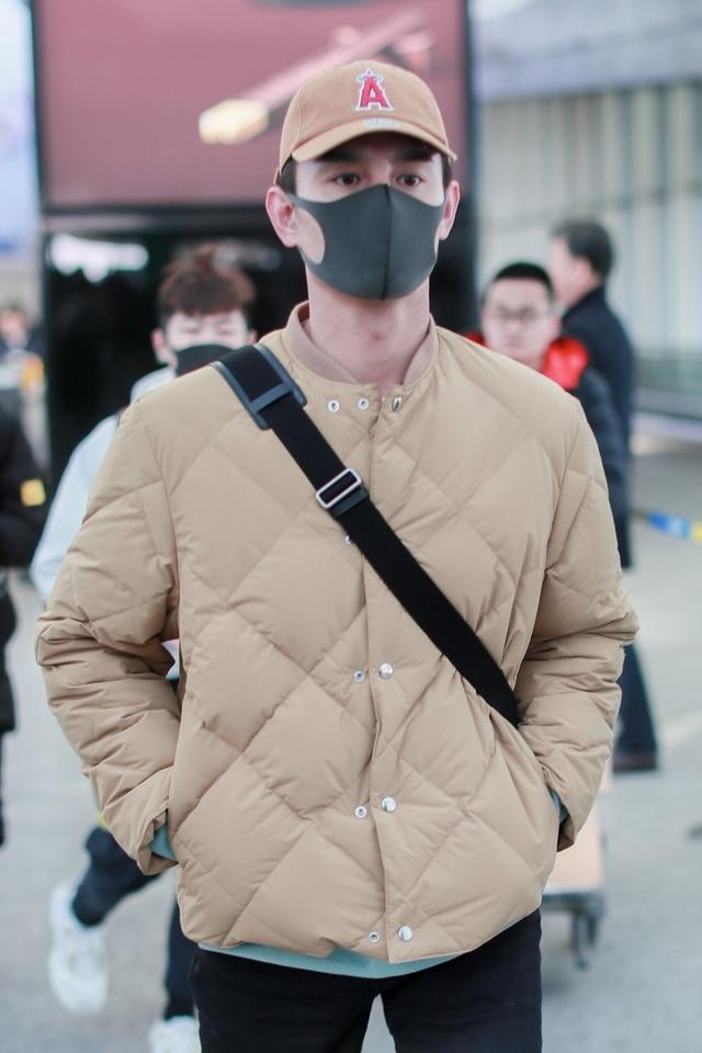 王凯无领棉衣搭配现身机场,修身显瘦尽显好身材,就是脖子太显冷