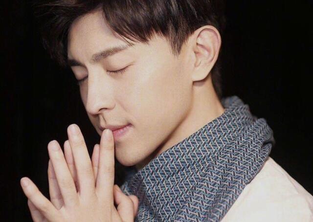 男明星都是怎么戴围巾而不过分柔弱的?吴亦凡当领带,邓伦变福娃