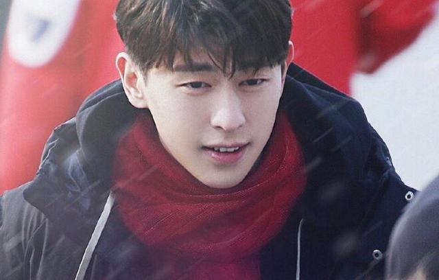 男明星都是怎么戴围巾而不过分柔弱的?吴亦凡当领带,邓伦变福娃