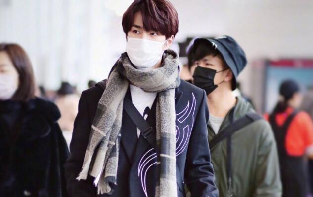 男明星都是怎么戴围巾而不过分柔弱的?吴亦凡当领带,邓伦变福娃