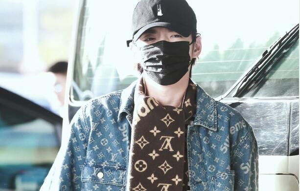 男明星都是怎么戴围巾而不过分柔弱的?吴亦凡当领带,邓伦变福娃