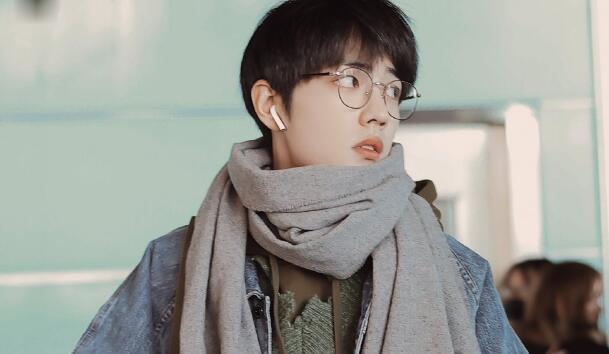 男明星都是怎么戴围巾而不过分柔弱的?吴亦凡当领带,邓伦变福娃