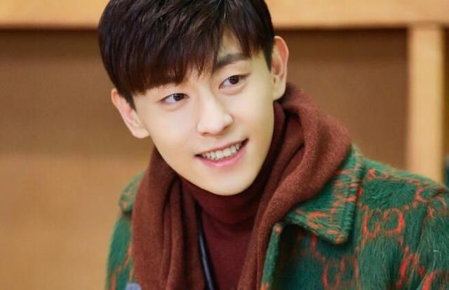 男明星都是怎么戴围巾而不过分柔弱的?吴亦凡当领带,邓伦变福娃