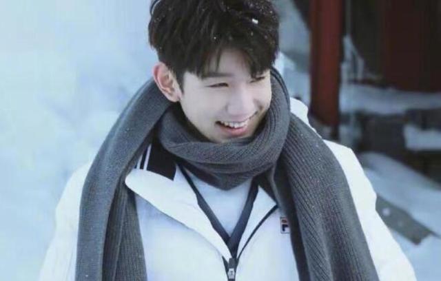 男明星都是怎么戴围巾而不过分柔弱的?吴亦凡当领带,邓伦变福娃