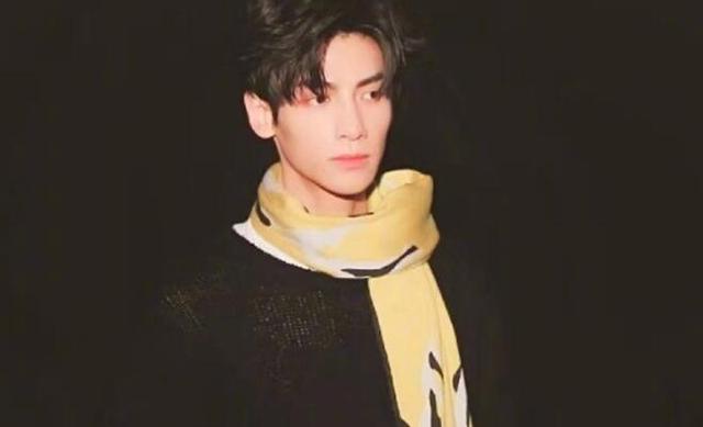 男明星都是怎么戴围巾而不过分柔弱的?吴亦凡当领带,邓伦变福娃