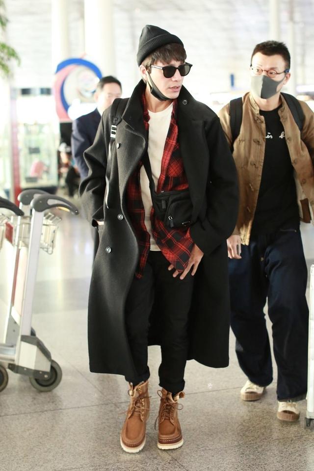 陈坤机场这么穿够吸睛,大衣配墨镜潮范十足,就是内搭单薄太显冷