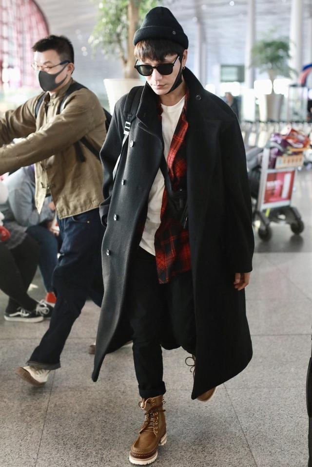 陈坤机场这么穿够吸睛,大衣配墨镜潮范十足,就是内搭单薄太显冷
