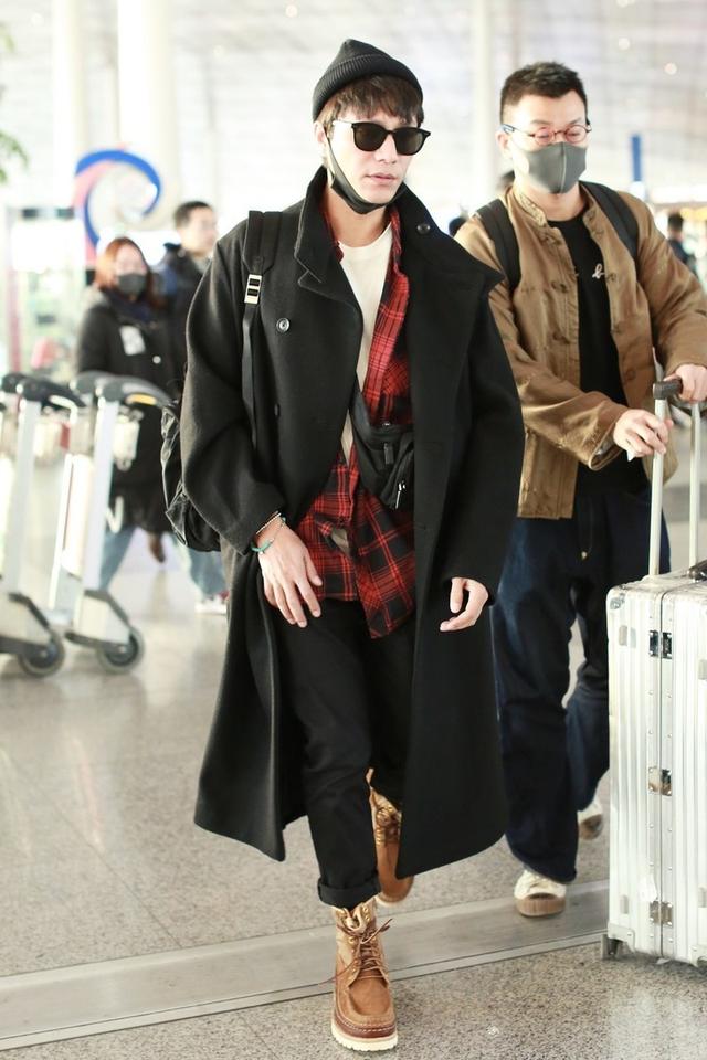 陈坤机场这么穿够吸睛,大衣配墨镜潮范十足,就是内搭单薄太显冷