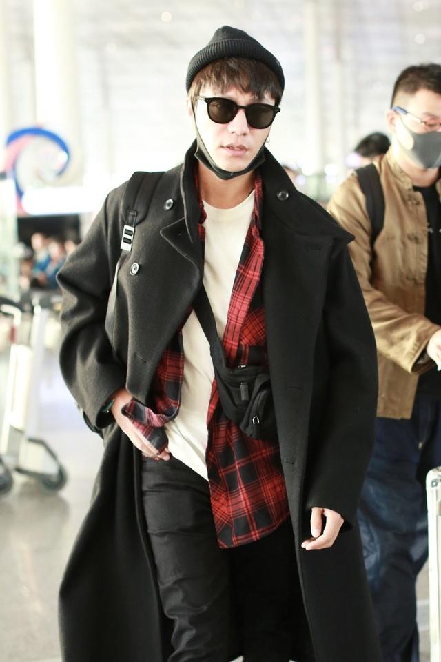 陈坤机场这么穿够吸睛,大衣配墨镜潮范十足,就是内搭单薄太显冷