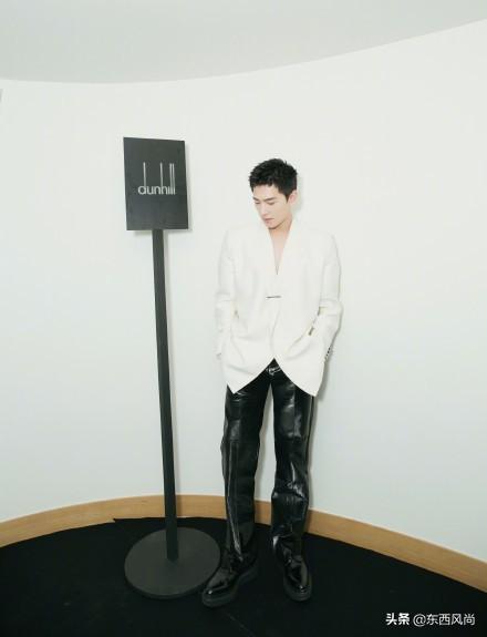 杨洋真空穿西装,搭配黑色皮裤,黑白配的造型又飒又酷