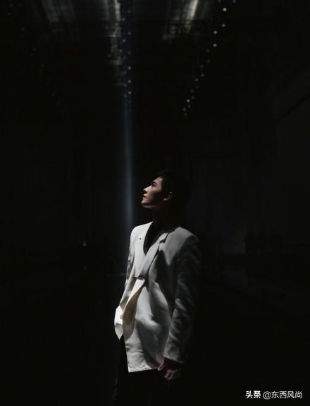 杨洋真空穿西装,搭配黑色皮裤,黑白配的造型又飒又酷