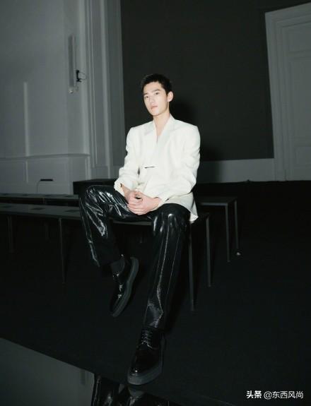 杨洋真空穿西装,搭配黑色皮裤,黑白配的造型又飒又酷