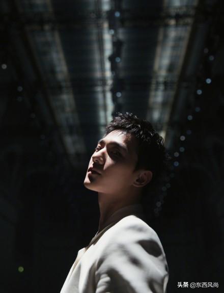 杨洋真空穿西装,搭配黑色皮裤,黑白配的造型又飒又酷