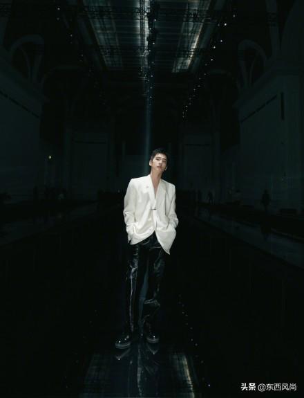 杨洋真空穿西装,搭配黑色皮裤,黑白配的造型又飒又酷