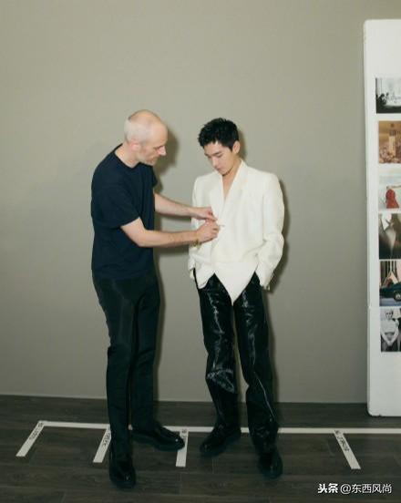 杨洋真空穿西装,搭配黑色皮裤,黑白配的造型又飒又酷