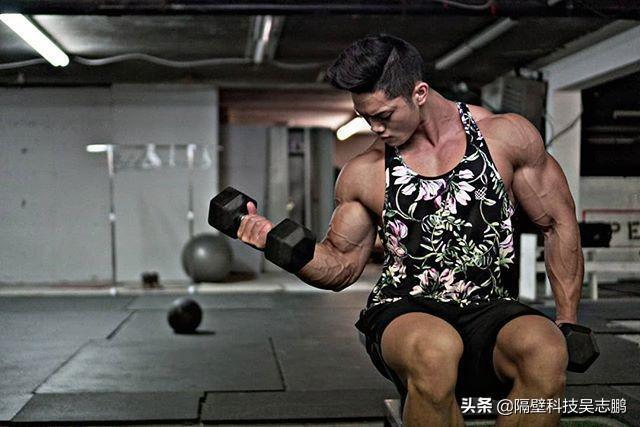 22岁华裔小伙肌肉劲爆,这块头不输欧美巨无霸