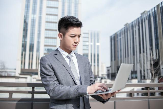 西装只适合西方人穿?真正高品位的中国男人都视它为刚需