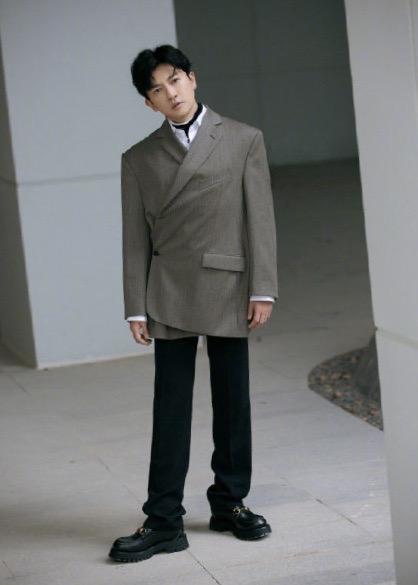 男人品位越高,在这3个方面穿的越“少”