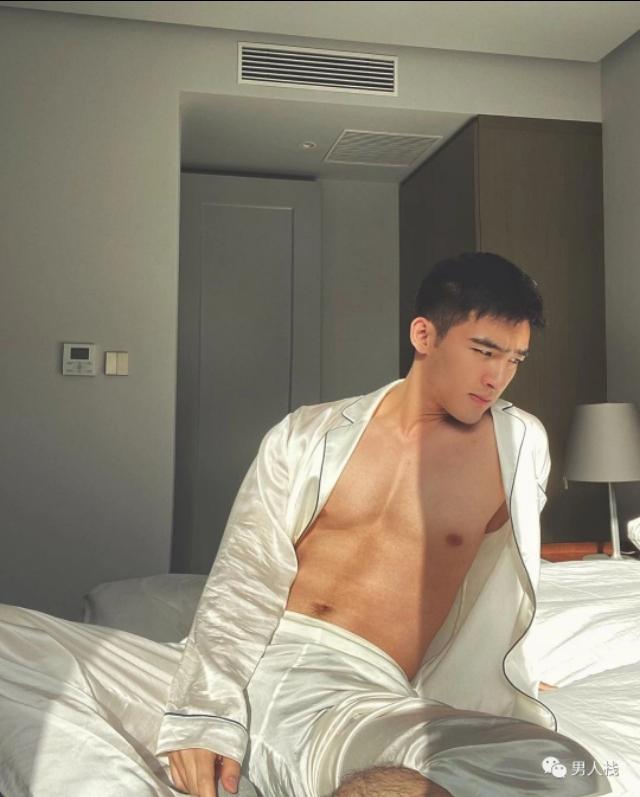 帅气阳光的毛若懿最新硬照:这条内裤绝了!