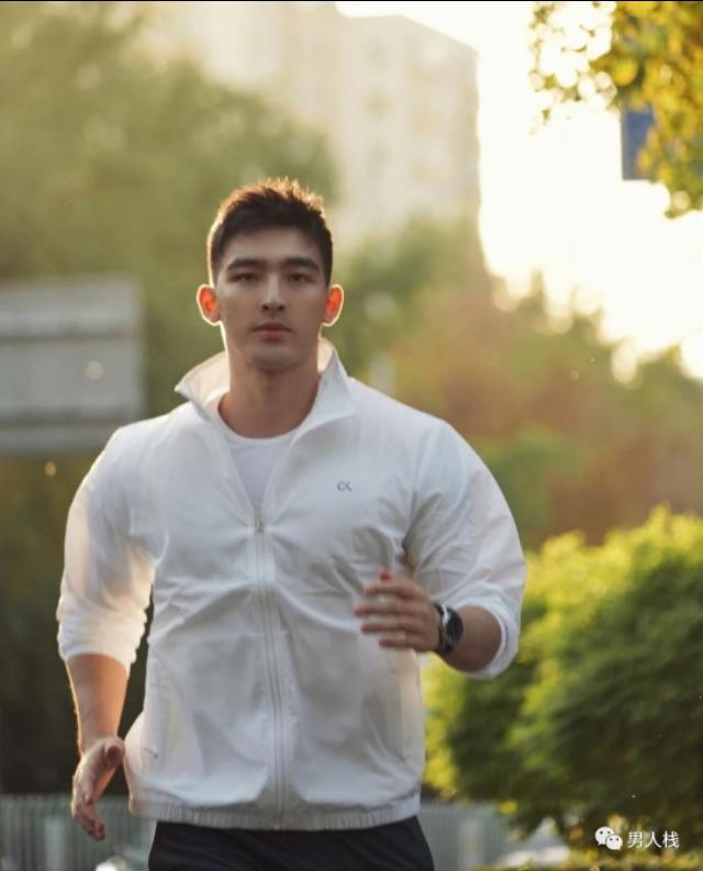 帅气阳光的毛若懿最新硬照:这条内裤绝了!