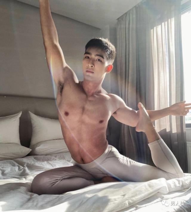 帅气阳光的毛若懿最新硬照:这条内裤绝了!