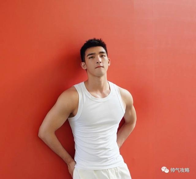 帅气阳光的毛若懿最新硬照:这条内裤绝了!