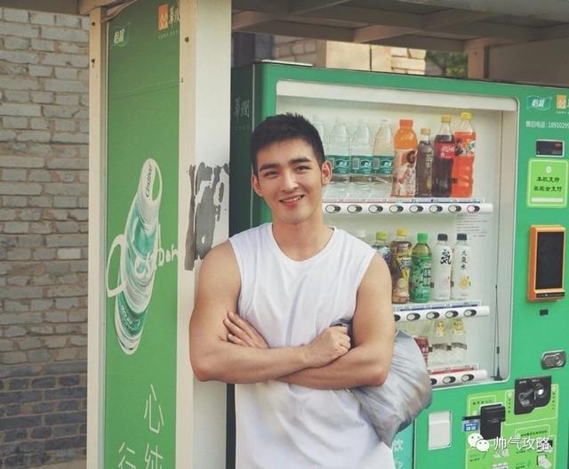 帅气阳光的毛若懿最新硬照:这条内裤绝了!