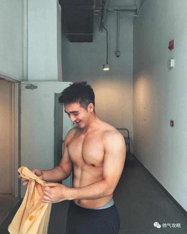 帅气阳光的毛若懿最新硬照:这条内裤绝了!