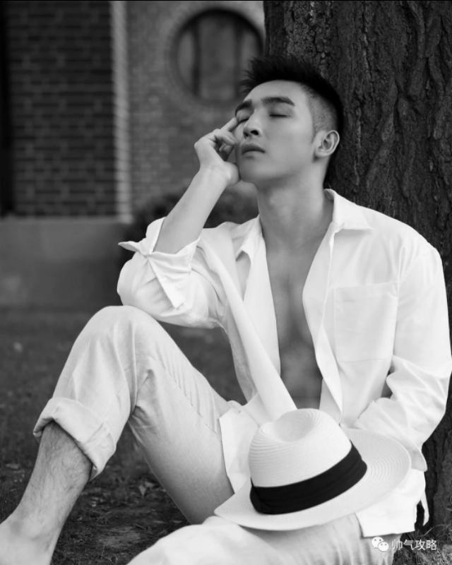 帅气阳光的毛若懿最新硬照:这条内裤绝了!