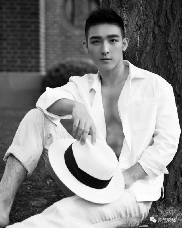 帅气阳光的毛若懿最新硬照:这条内裤绝了!