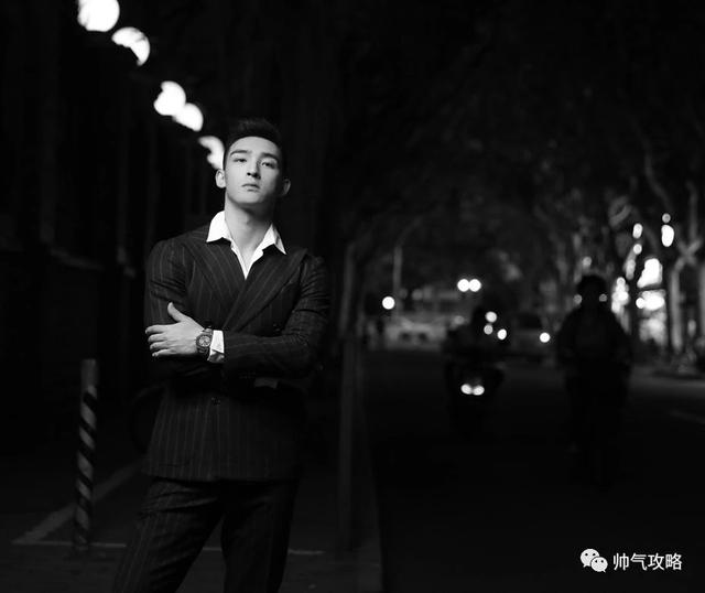 帅气阳光的毛若懿最新硬照:这条内裤绝了!