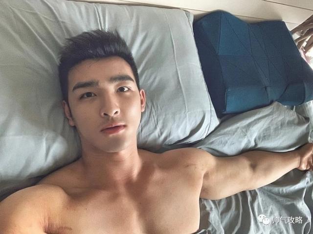 帅气阳光的毛若懿最新硬照:这条内裤绝了!