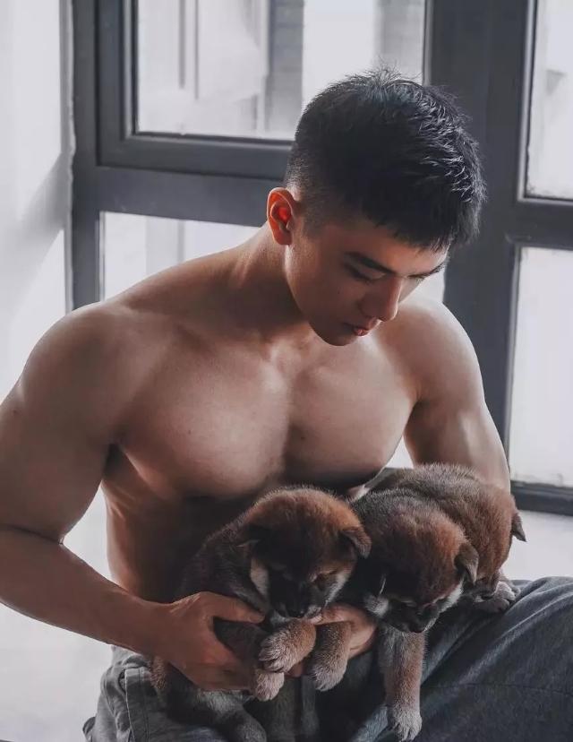 帅气阳光的毛若懿最新硬照:这条内裤绝了!