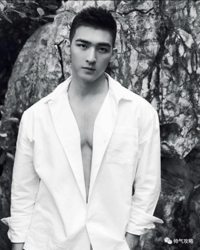 帅气阳光的毛若懿最新硬照:这条内裤绝了!