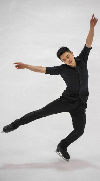 别人服装华丽他穿黑白衬衣,闫涵自由滑火了,清爽的中国男人真帅