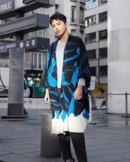 王大陆出席秋冬男装大秀,身穿蓝黑相间的和风外套,颇有日系风范