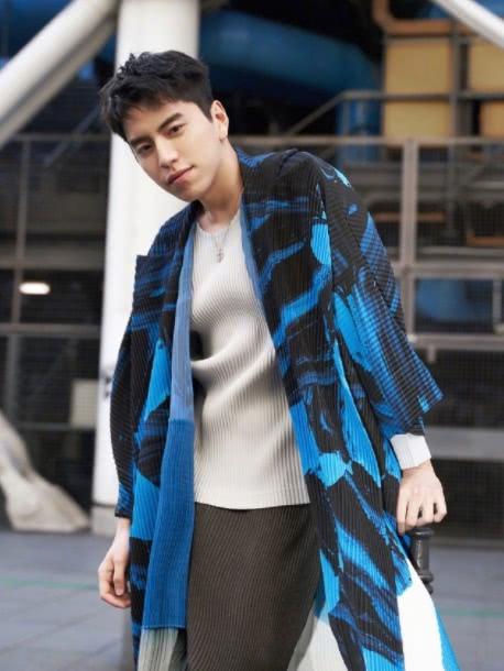 王大陆出席秋冬男装大秀,身穿蓝黑相间的和风外套,颇有日系风范