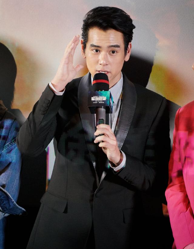 行走的荷尔蒙彭于晏,完美演绎西装和制服的造型,网友:求带回家