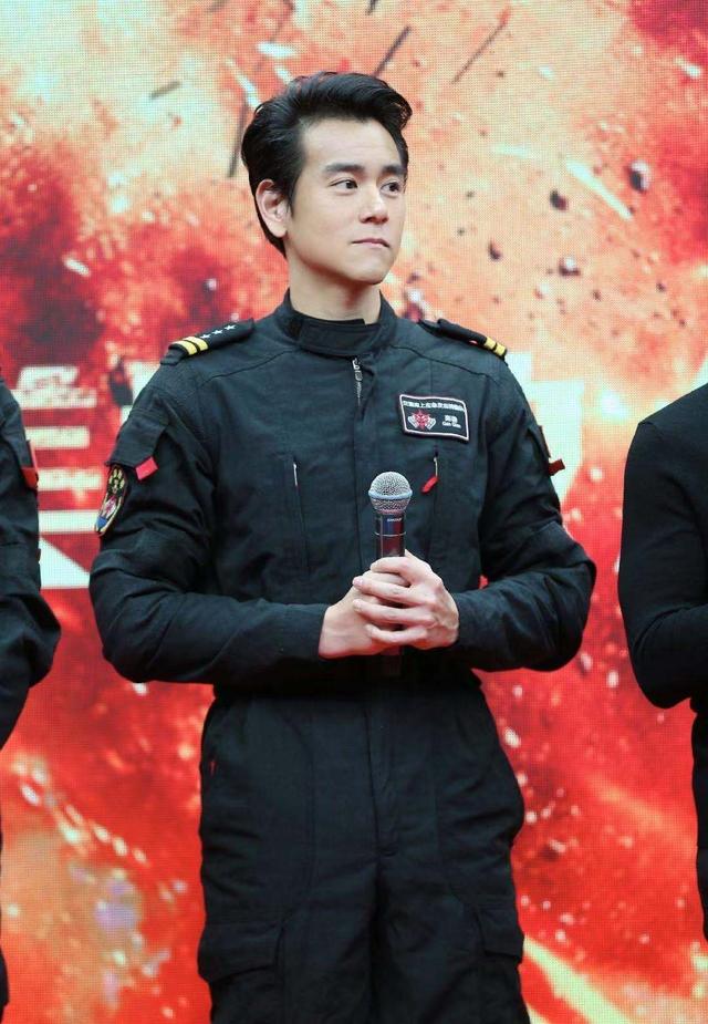 行走的荷尔蒙彭于晏,完美演绎西装和制服的造型,网友:求带回家