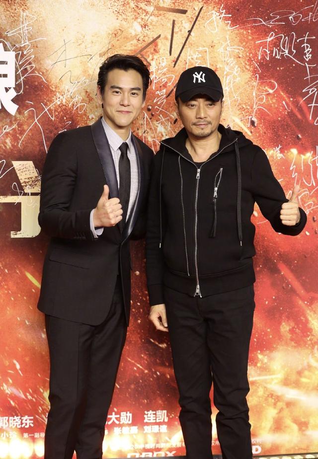 行走的荷尔蒙彭于晏,完美演绎西装和制服的造型,网友:求带回家